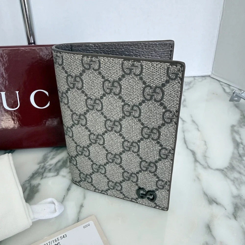 Gucci GG Supreme Canvas Bifold Passport Case Wallet Brown 795229